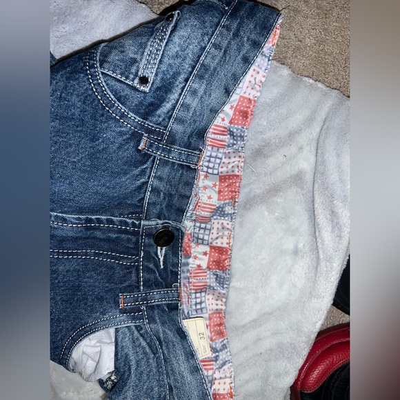 Barely worn distressed fashion jeans. Very nice pattern along the east band. - Picture 4 of 6